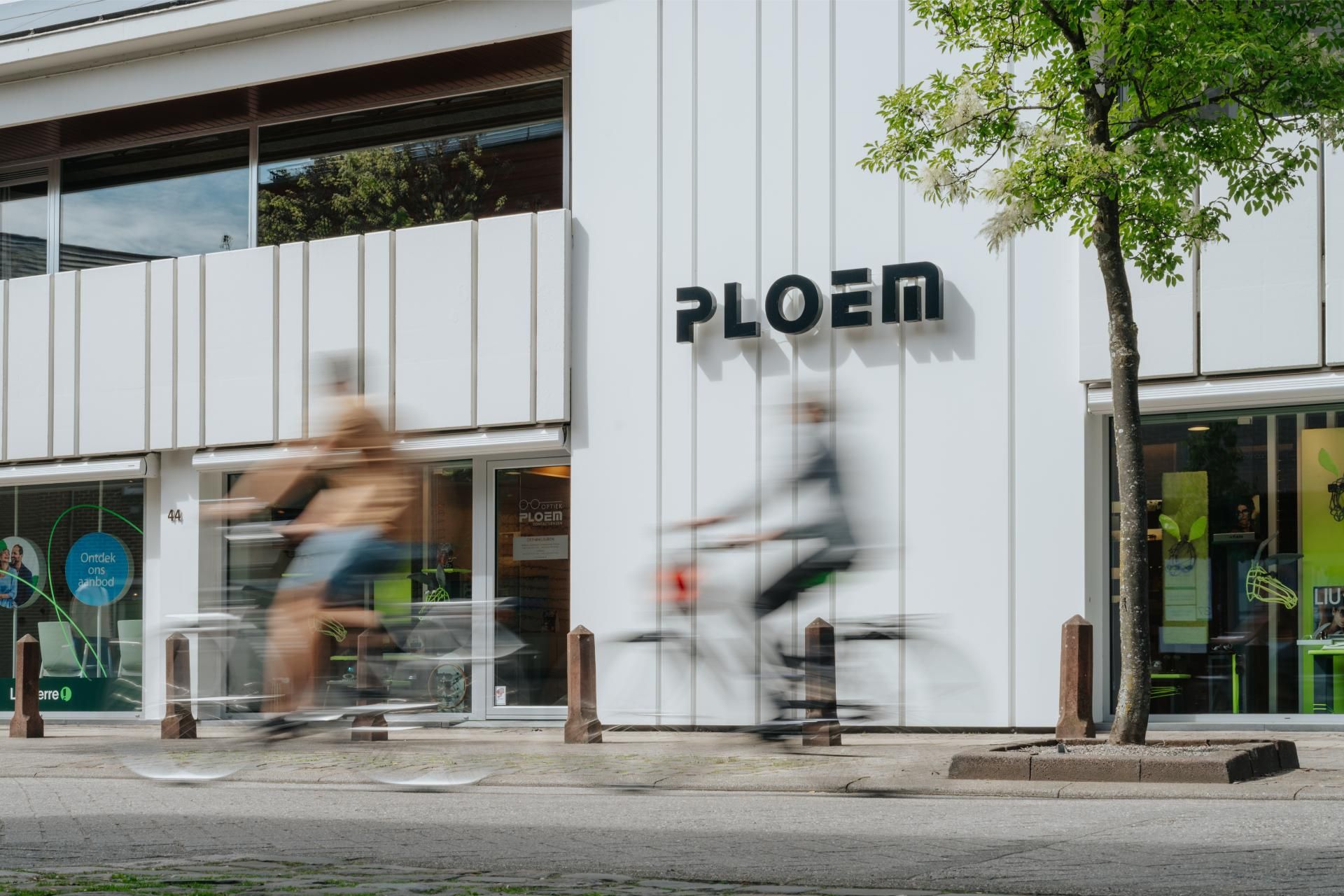 Zakje van Optiek Ploem wordt gedragen door klant