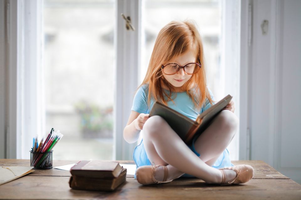 Meisje met bril leest boek