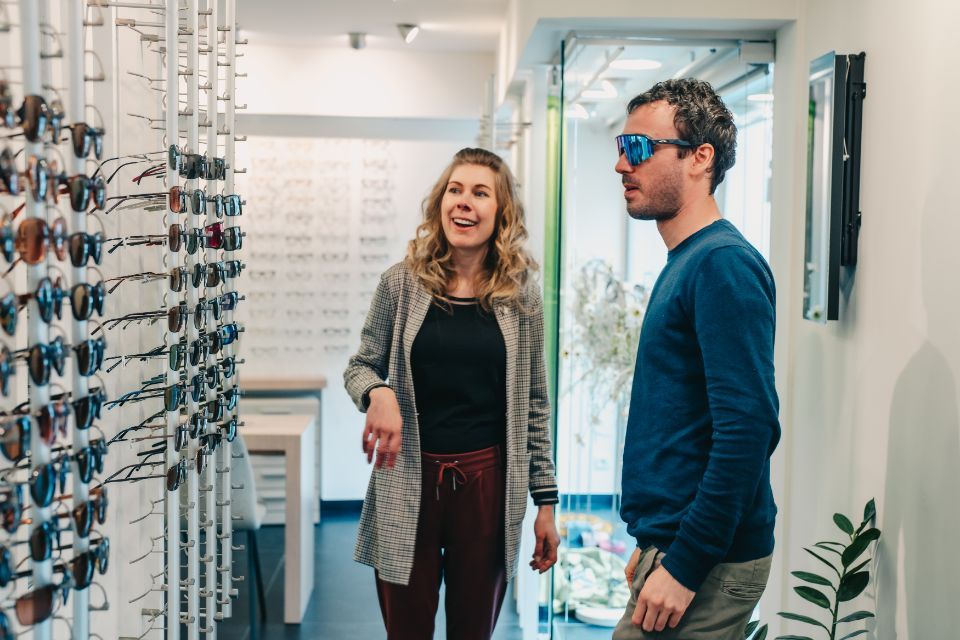 Hanne helpt klant met het kiezen van een stijlvolle sportieve bril