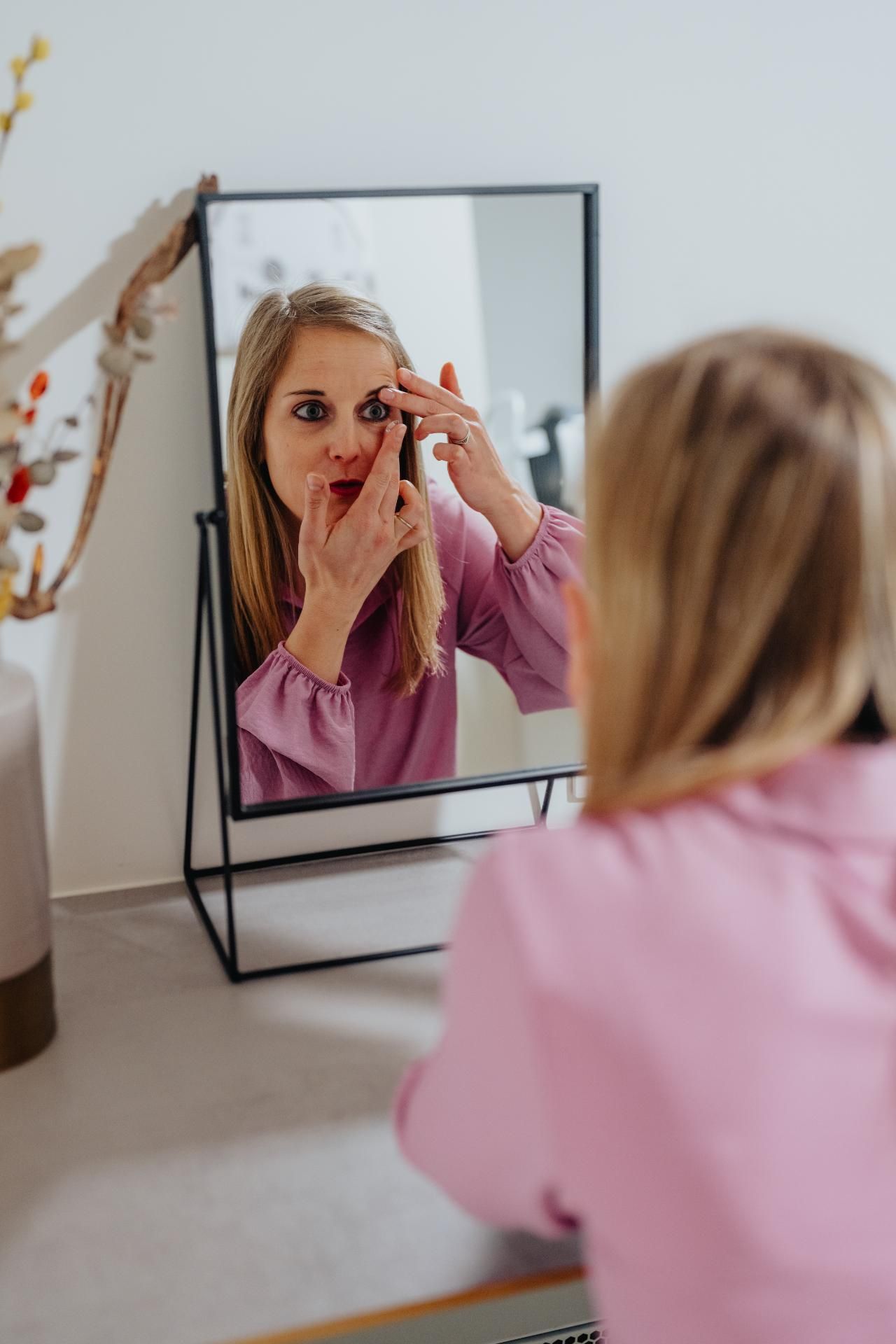 Hanne bekijkt oog van een klant met behulp van een machine